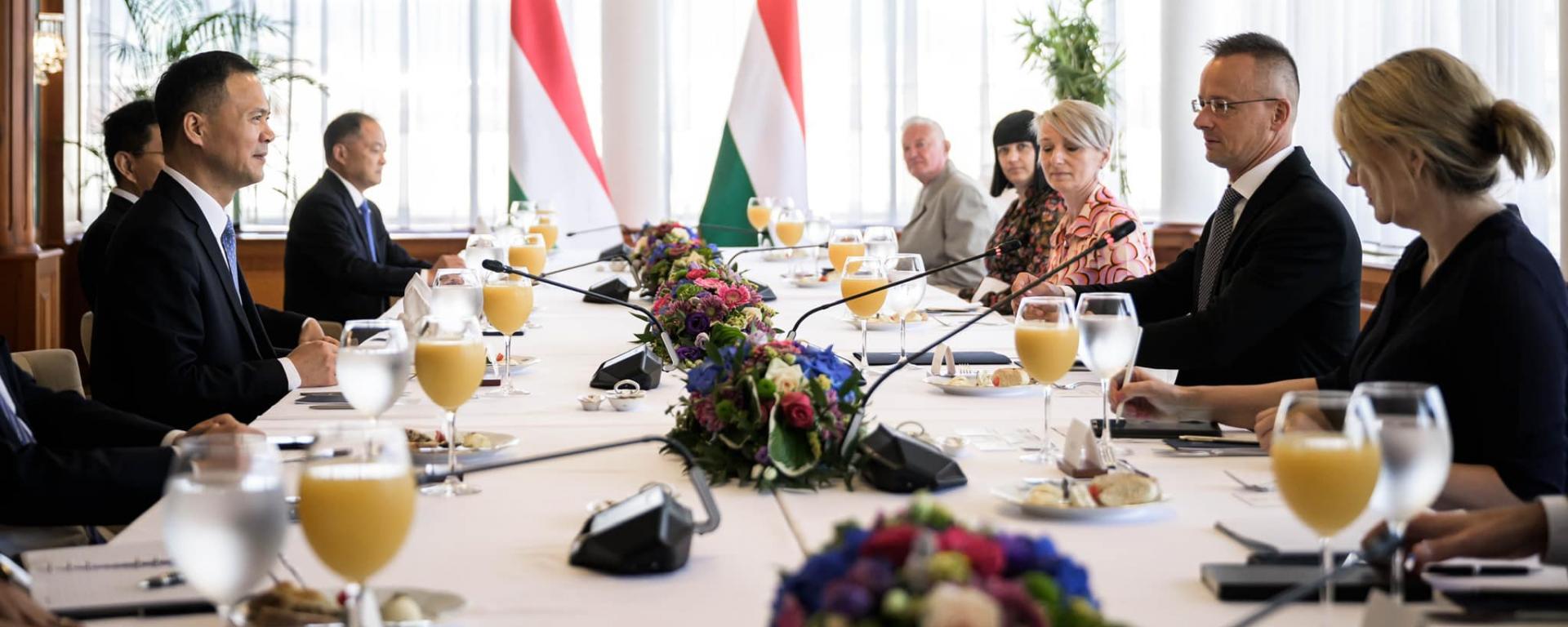 Szijjártó Péter: 520 milliárd forintos óriásberuházással 900 új munkahelyet hoz létre a kínai Huayou Cobalt