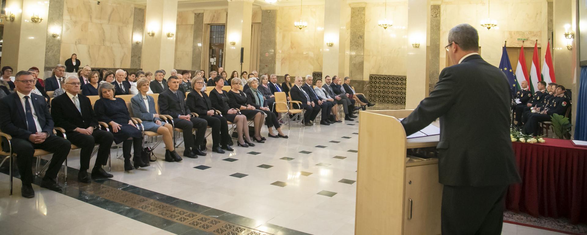 Miniszteri elismeréseket adott át Dr. Takács Péter, a Belügyminisztérium egészségügyi államtitkára - fejléc