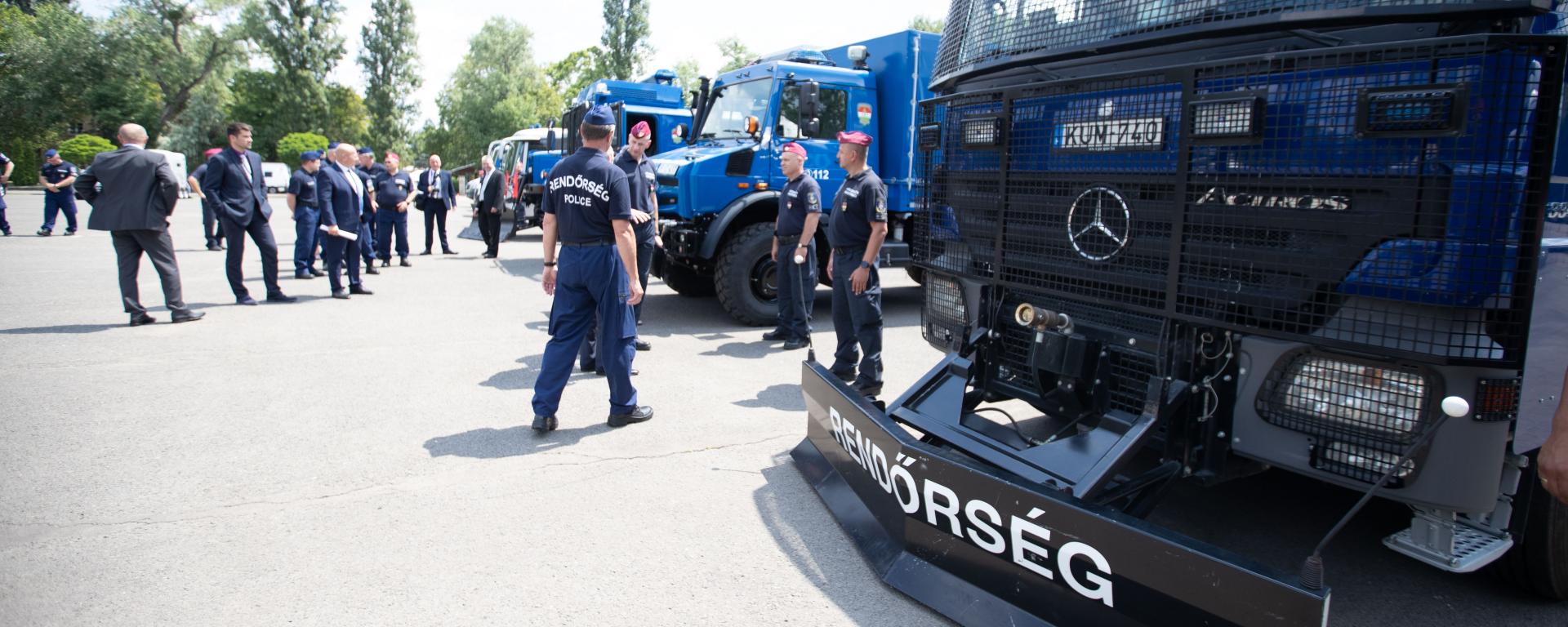 Labdarúgó Európa-bajnokság: miniszteri szemle - fejléckép