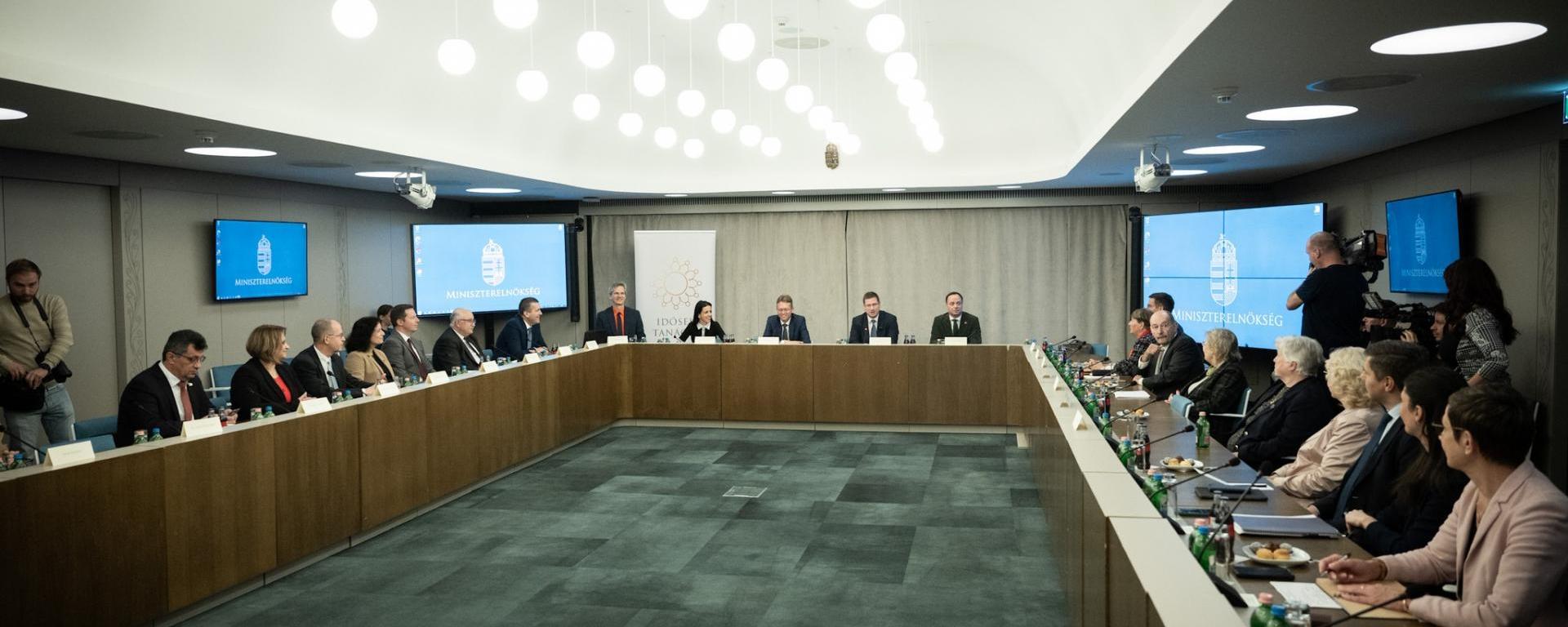 Gulyás Gergely: a kormány és az idősek egyetértenek a 14. havi nyugdíj szükségességéről