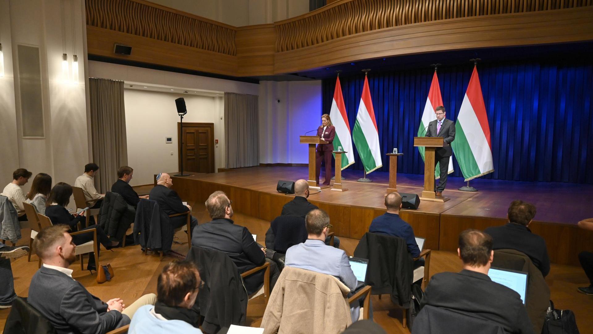 Egyszerre fizetjük a 13. havi nyugdíjat a 14. havi nyugdíj első negyedével