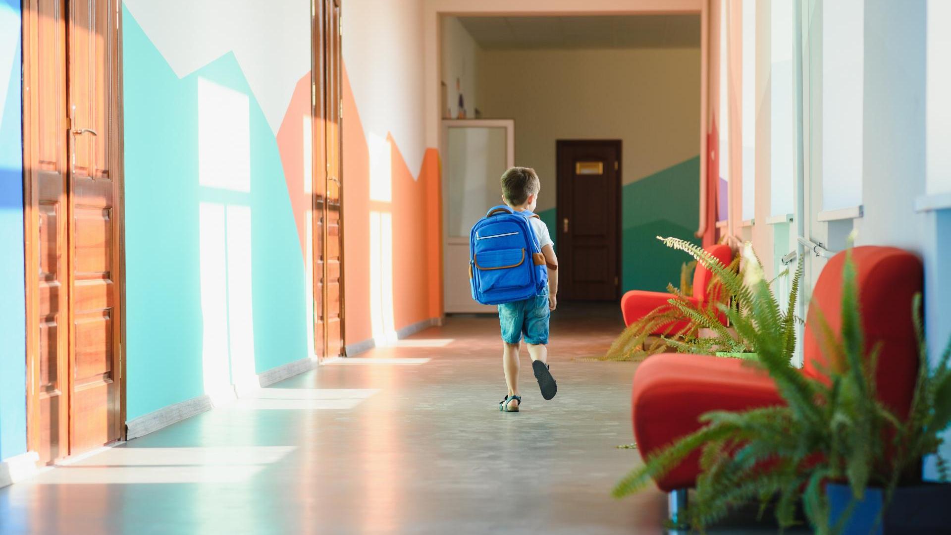 Iskolakezdés: 50 ezer forintot kézbesítenek hétfőn a rászoruló családoknak