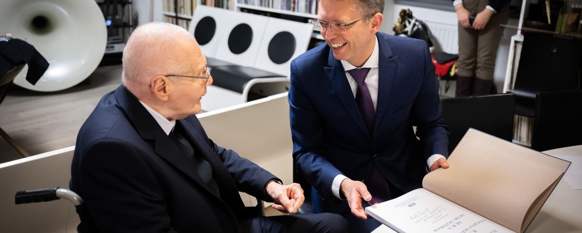 Hankó Balázs köszöntötte Kurtág Györgyöt a zeneszerző a 100. születésnapja alkalmából