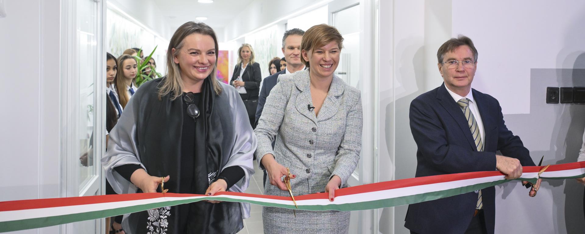 Átadták a Heves Vármegyei Szakképzési Centrum szépészeti tanműhelykomplexumát Egerben