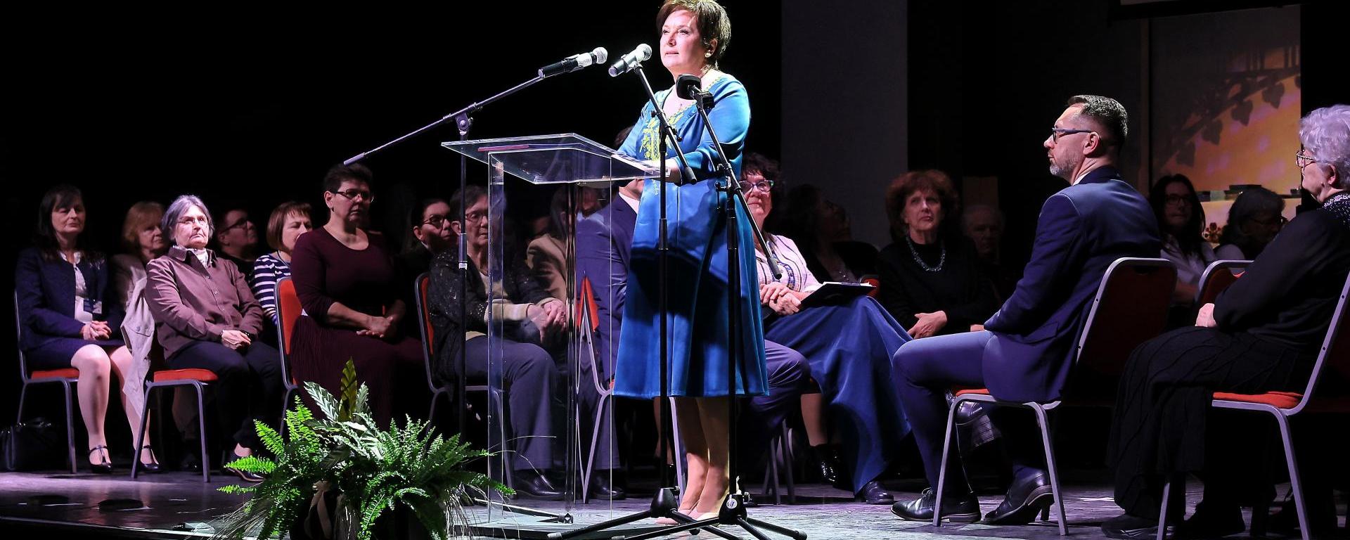 Závogyán: divat lett népi motívumokkal díszített öltözéket hordani