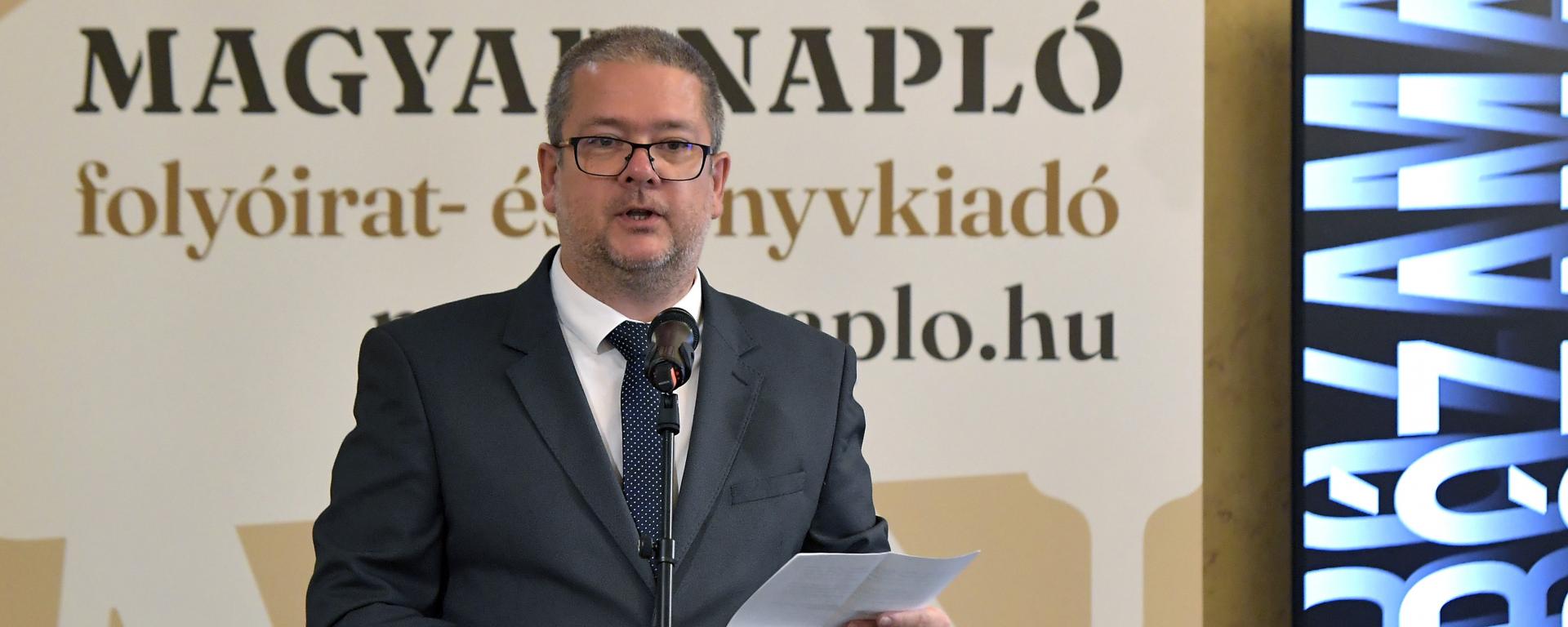 Elindult az első ízben megszervezett Prózamaraton csütörtökön délelőtt a Petőfi Irodalmi Múzeumban (PIM). A hét órán át tartó eseményen Az év novellái 2023 antológia 27 szerzője olvas fel műveiből, és beszélget újságírókkal.