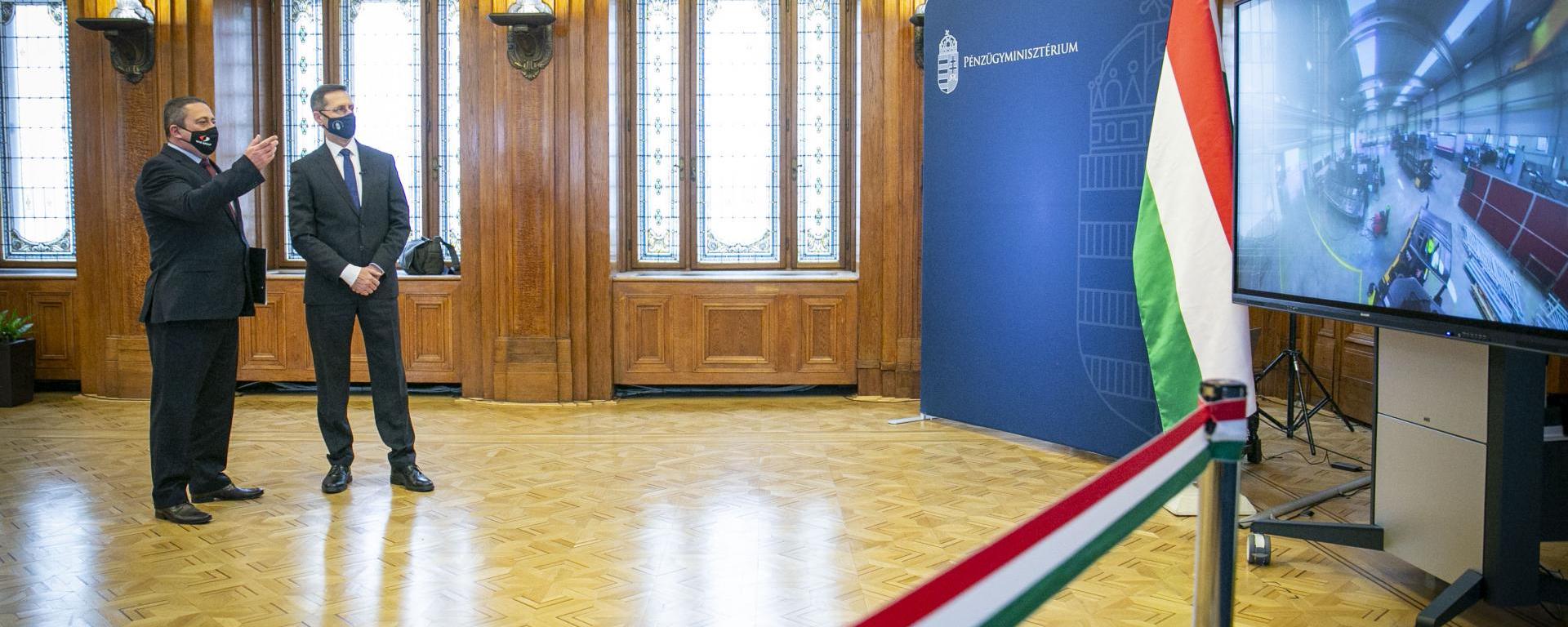 Folytatódik a nagyvállalati beruházási támogatási program az idén 25 milliárd forint kerettel, ha ennél nagyobb indokolt igény jelentkezne, a lehetőséget bővítenék - mondta Varga Mihály pénzügyminiszter pénteken, a West Hungária Bau Kft. paksi üzemének virtuális átadásán.