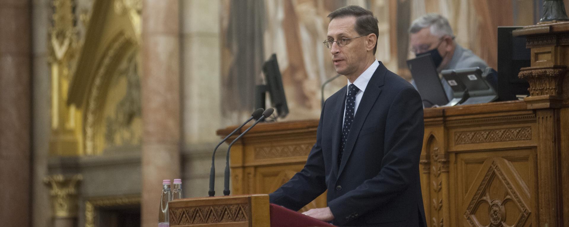 Varga Mihály pénzügyminiszter expozét tart a Magyarország 2022. évi központi költségvetéséről szóló javaslat általános vitájában az Országgyűlés plenáris ülésén 2021. május 19-én. 