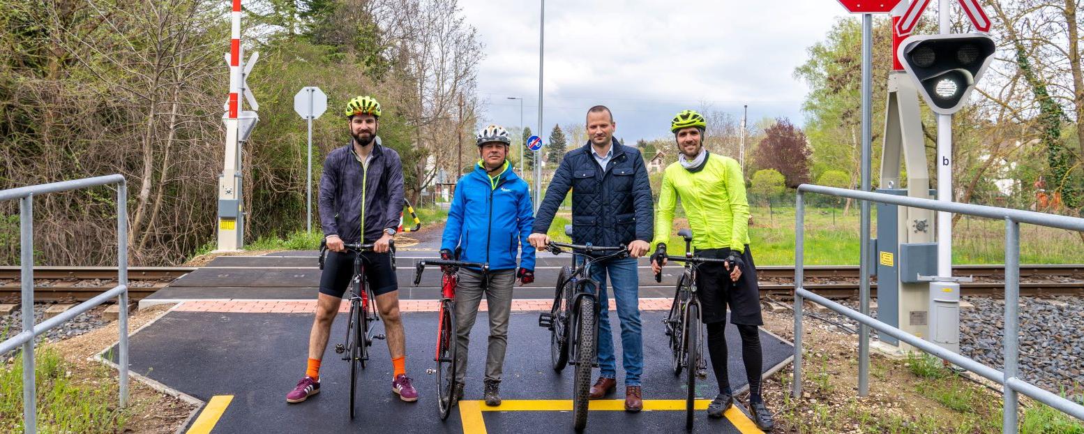 Nagy Bálint és Révész Máriusz a balatoni bringakör befejező szakaszának vasúti átjárójánál