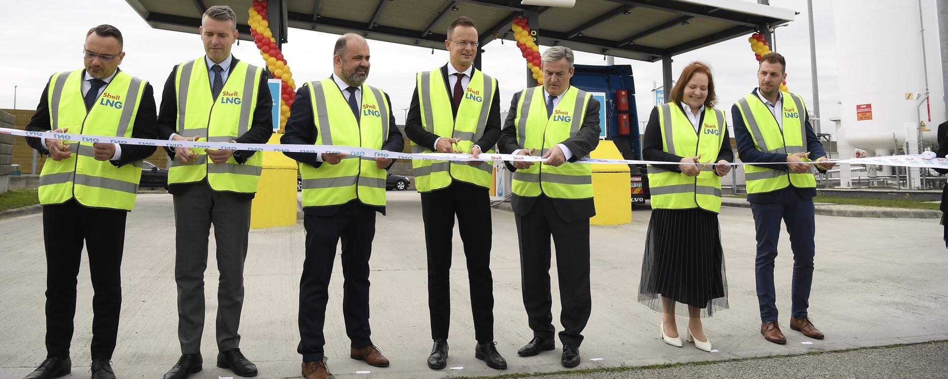 Szijjártó Péter: a régióban elsőként Magyarországon nyitott a Shell LNG-töltőállomást2