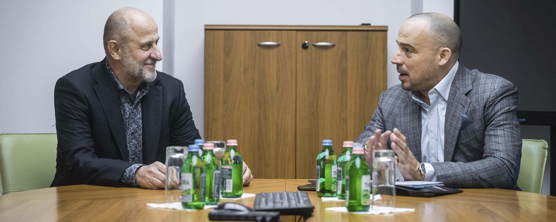 Megoldás az átigazolásokra