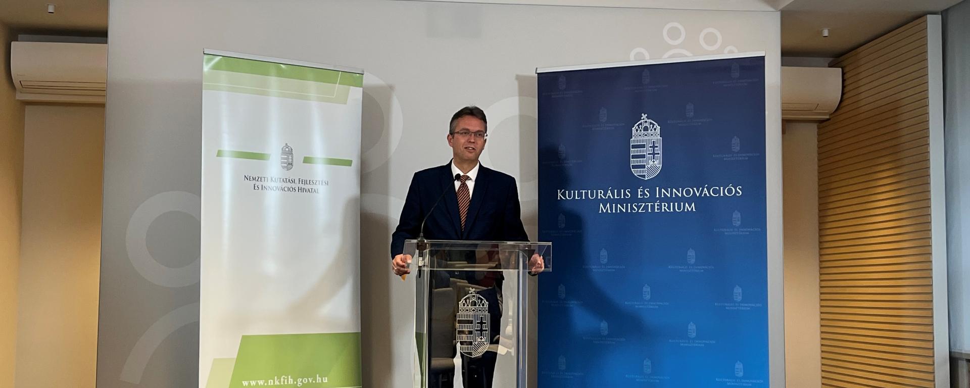 sajtótájékoztató